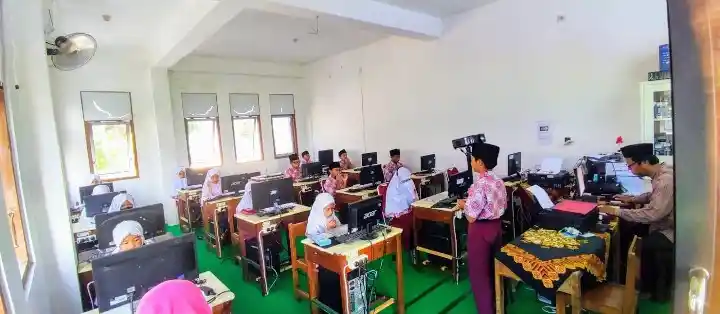 meningkatkan daya saing sekolah
